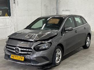 damaged passenger cars Mercedes B-klasse 1.3 B-180 Turbo 16V Hatchback  Benzine 1.332cc 100kW (136pk) FWD 2020/1