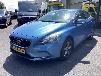 Vaurioauto  passenger cars Volvo V-40 2.0 D2 2015/7