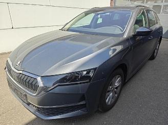 Vaurioauto  passenger cars Skoda Octavia Combi 1.5 TSI mHEV 110 kW Ambition 2026/4
