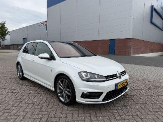 uszkodzony samochody osobowe Volkswagen Golf TSI R-Line Clima - Navi 2016/1